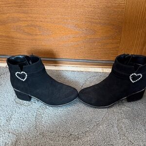 The Children's Place Black Ankle Boots with Heart Accent